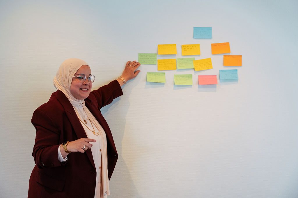 Trainer faciliteert een sessie met sticky notes, Human Centric in actie